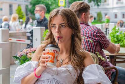 Власти Москвы призвали владельцев кафе закрыть летние веранды 8 июня из-за грозы