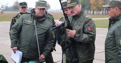 Лукашенко хочет раздать оружие "каждой семье" в Беларуси