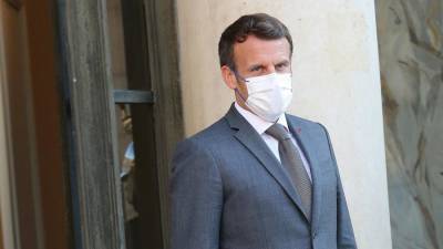 Президент Франции Макрон получил пощечину от мужчины на улице