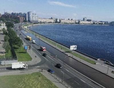 Свердловскую набережную в Петербурге залило ледяной водой