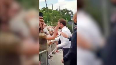 Макрон получил пощечину во время общения с гражданами (видео)