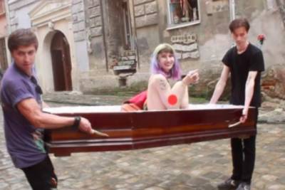 "Цирк уродов": по центру Львова парни носили в гробу голую девушку