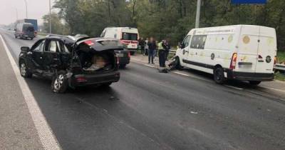 ДТП в Киеве: Kia влетела в автобус, пострадали водитель и пассажиры