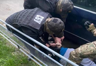 В Киеве задержали продававшего оружие охранника ТЦ (фото)