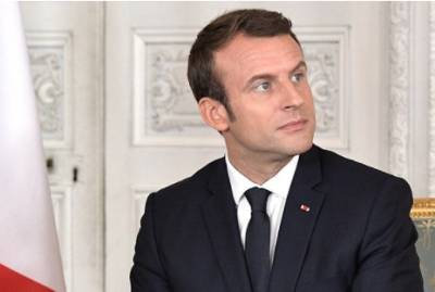 Президенту Франции Макрону дали пощечину прямо на улице