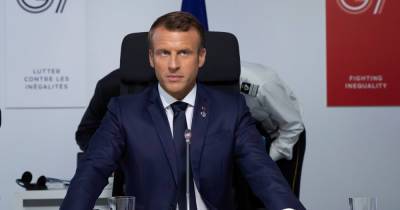 С криком “долой Макрона”: неизвестный ударил в лицо президента Франции