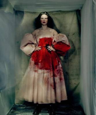 Кровь на пышных платьях в лукбуке Alexander McQueen FW21