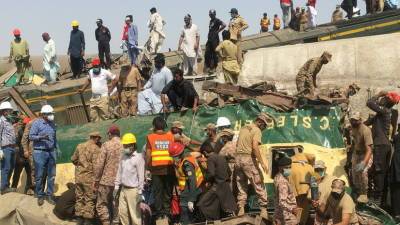 Число погибших в результате столкновения поездов в Пакистане возросло до 63