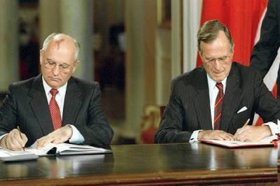 «Предательство» Горбачева: какое событие закончило «холодную войну»