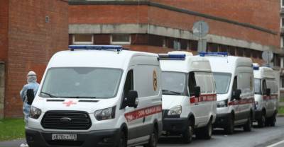В Покровской больнице в Петербурге объяснили очередь из карет скорой помощи