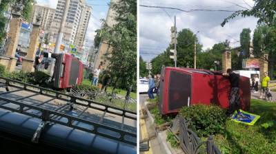 ВАЗ вылетел на пешеходный бульвар в центре Воронежа и опрокинулся