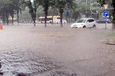 В Мариуполе сильный ливень затопил улицы, фото