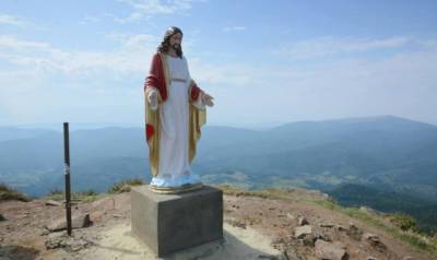 На карпатской горе Пикуй таинственным образом исчезла статуя Иисуса Христа (ФОТО)