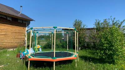 В Романовке мастерят самодельные детские площадки