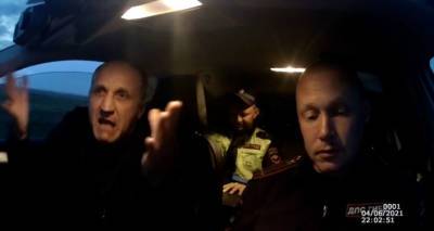 В Иркутске пьяный водитель пытался съесть протокол и сбежать от инспекторов. Видео
