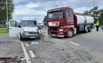 На Киевщине грузовик протаранил микроавтобус с пассажирами