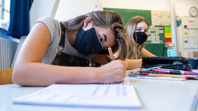 Заболеваемость снижается: как долго дети должны носить защитные маски на уроках?
