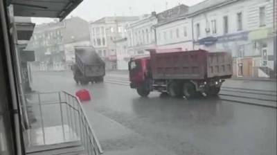 Укладывают асфальт под воду: в сети высмеяли ремонт дороги в Харькове