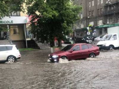 Сильный ливень в Харькове: подтоплены магазины и жилые дома