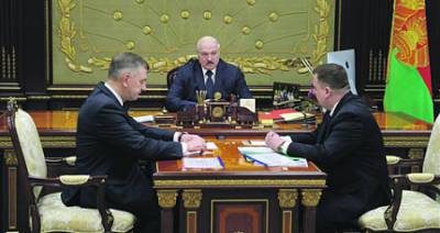 Лукашенко распорядился вооружить белорусов