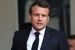 Президенту Франции Макрону дали пощёчину во время поездки по стране