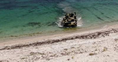 Военные провели успешные водные испытания БТР-4Е для морпехов (видео)