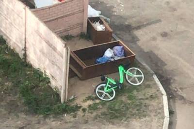 В Твери жителей многоквартирного дома волновал зеленый велосипед
