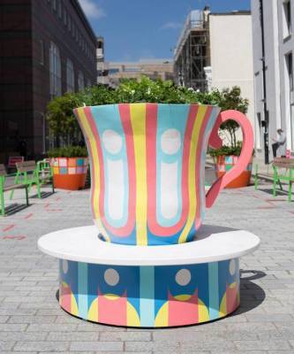 Дизайнерские скамейки украсили улицы Лондона