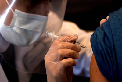В Херсонской области начали вакцинировать от коронавируса жителей Крыма