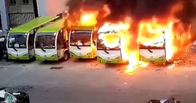 Сгорели сразу пять. В Китае взорвался электробус, огонь перекинулся на другие машины (видео)