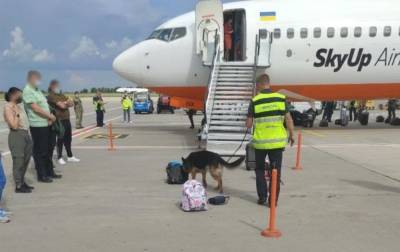 В аэропорту "Борисполь" искали бомбу на самолете. Полиция возбудила дело