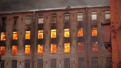 Пострадавших при тушении "Невской мануфактуры" пожарных выписали из реанимации