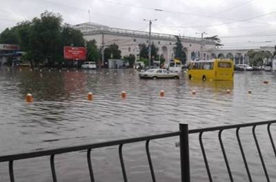 В Херсоне прошел мощный ливень: пешеходы передвигаются по колено в воде (ВИДЕО)