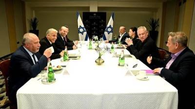 Нетаниягу съезжает, новое правительство заступает: как сменится власть в Израиле