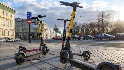 На 20 улицах в центре Петербурга ограничат скорость самокатов