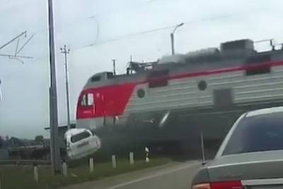 Появилось видео с момента ужасной аварии, из-за которой задержался поезд «Смоленск-Анапа»
