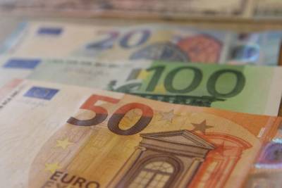 Курс евро упал до 88 рублей впервые с 19 марта