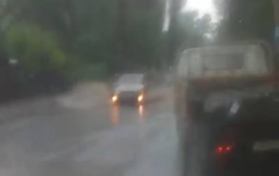 В Донецке из-за дождей и аварии остановлено движение транспорта