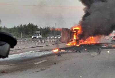 В сети опубликовали видео горящего большегруза на Токсовском шоссе