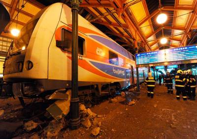 Вокзал им. Масарика в Праге закрыли из-за выкатившегося на перрон поезда