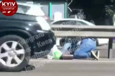 В Киеве женщина переползала автомагистраль в час пик на коленях