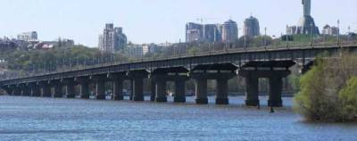 Кричал о помощи: в Киеве возле моста Патона из Днепра достали иностранца