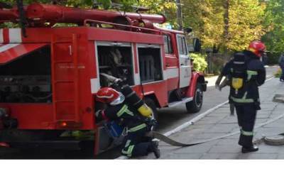 Появилось видео пожара в центре Киева, где сгорел автомобиль