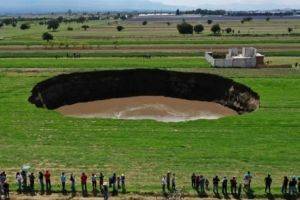 Огромная яма, появившаяся в Мексике, начала увеличиваться. ВИДЕО