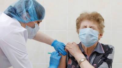 В Роспотребнадзоре сообщили о деталях вакцинации от COVID-19 пожилыми людьми
