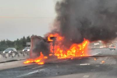 В Ленобласти произошло ДТП с пожаром, образовавшее пробку