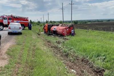 В Оренбуржье на трассе перевернулся нефтевоз, погиб водитель