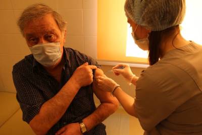 Роспотребнадзор рассказал об особенностях вакцинации от COVID-19 пожилых людей