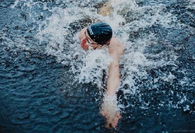 Спортсмены проплывут 103 километра в холодной воде в Петербурге в честь Дня России