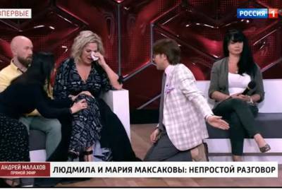 Андрей Малахов во время шоу стал перед Марией Максаковой на колени, чтобы извиниться